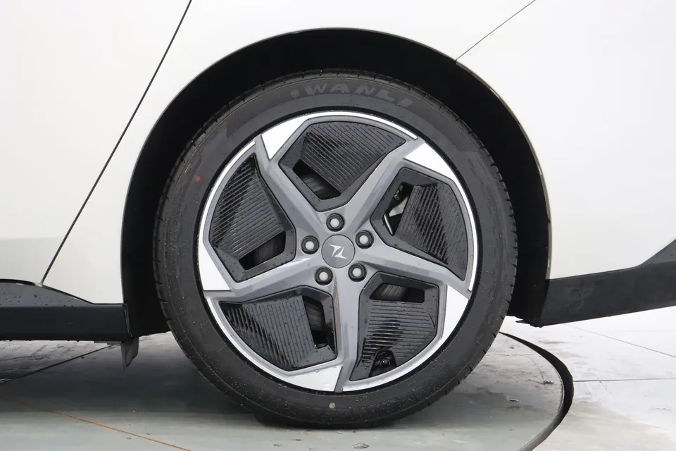 Dongfeng YiPai 007 2025