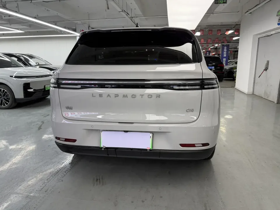 Leapmotor Zero running C10 Pure Electric 530 Smart Edition 2024 — миниатюра 2