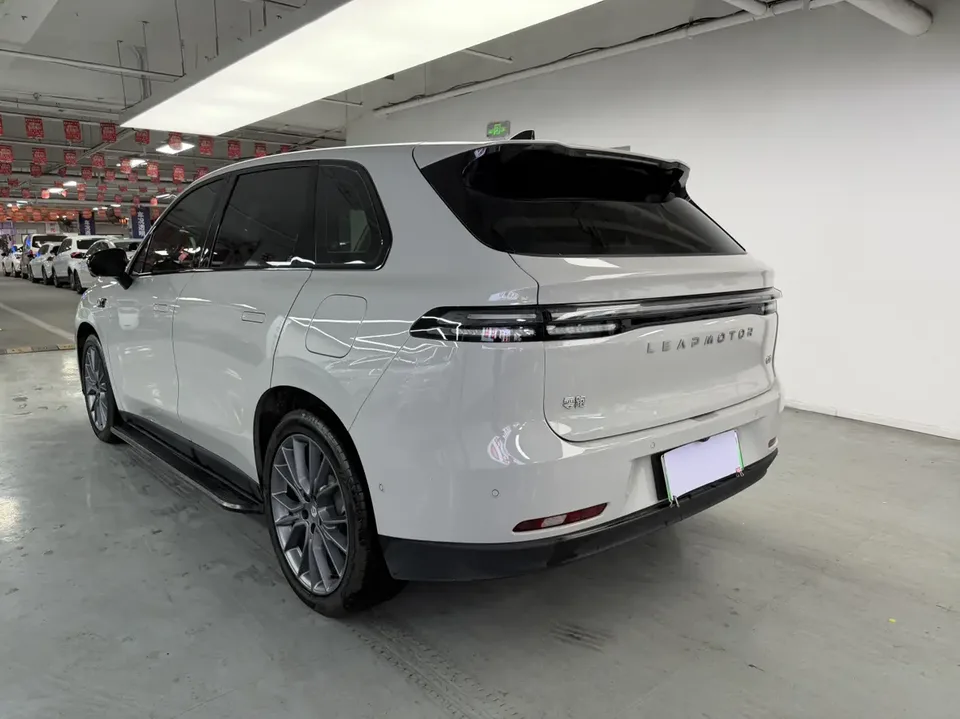 Leapmotor Zero running C10 Pure Electric 530 Smart Edition 2024 — миниатюра 4