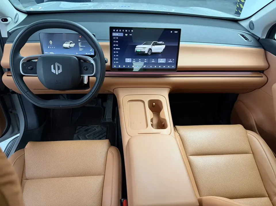 Leapmotor Zero running C10 Pure Electric 530 Smart Edition 2024 — миниатюра 5
