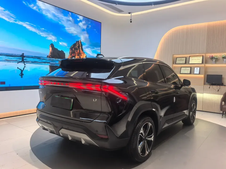 Geely Galaxy L7 1.5T DHT 115km PLUS 2023 — миниатюра 2
