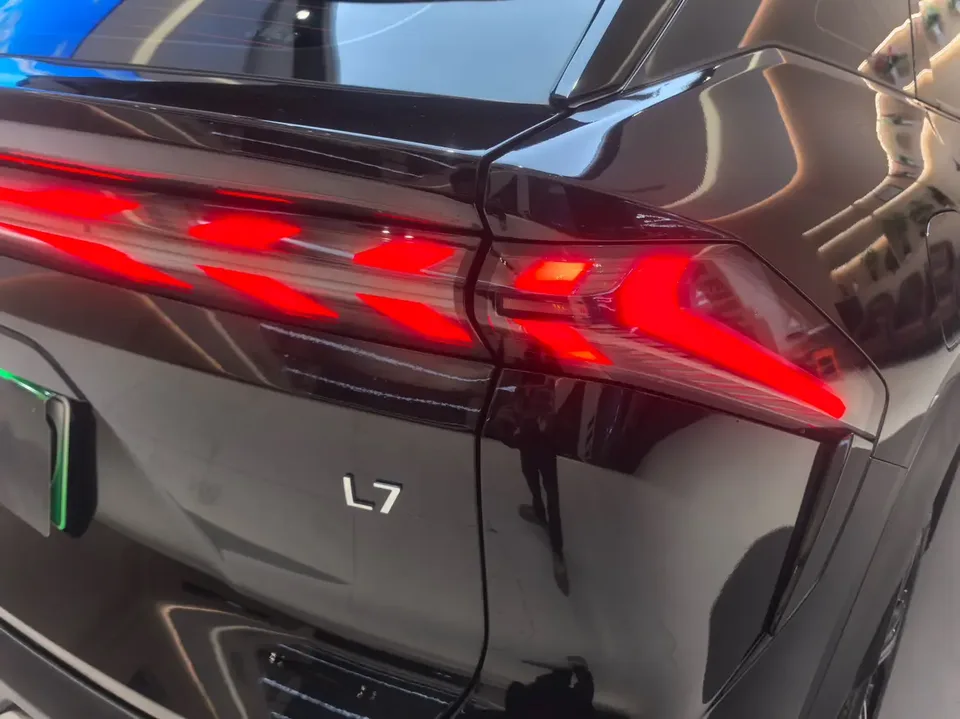 Geely Galaxy L7 1.5T DHT 115km PLUS 2023 — миниатюра 3