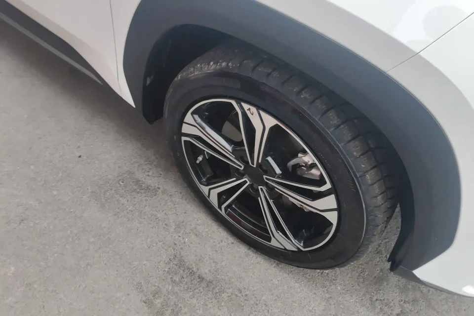 Geely Galaxy L7 1.5T DHT 115km PLUS Longteng Edition 2024 — миниатюра 2