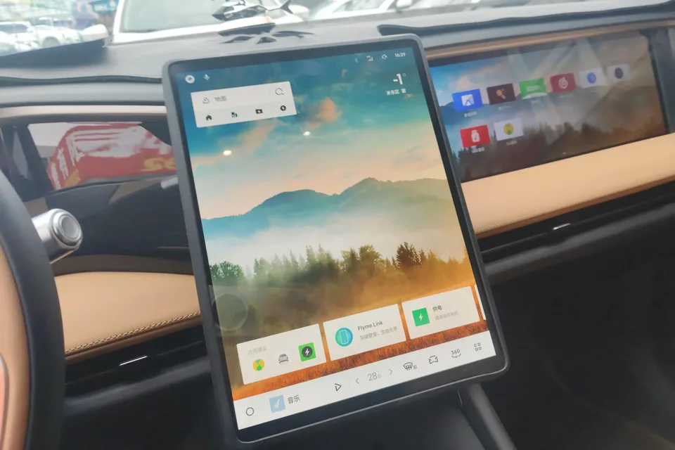 Geely Galaxy L7 1.5T DHT 115km PLUS Longteng Edition 2024 — миниатюра 3