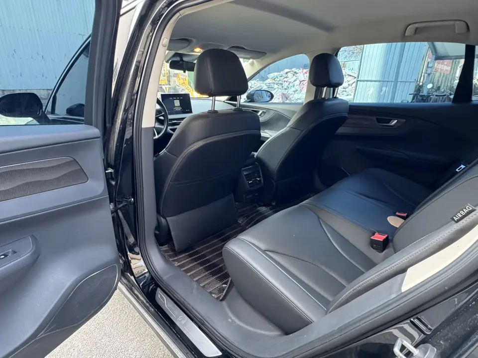 Hongqi E-QM5 facelift basic travel version 2023 — миниатюра 3