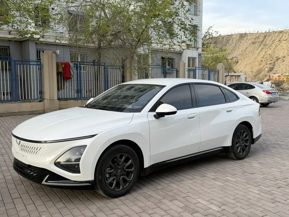 Wuling Starlight PHEV Starlight PHEV 2025 70km Smart Standard 2025 — photo 1, buy with delivery to Moscow