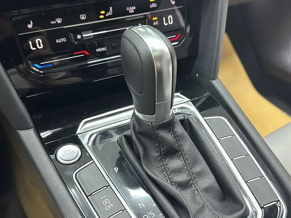 Volkswagen Magotan Magotan 2023 2 million commemorative edition 330TSI DSG leading model 2024 — миниатюра 4