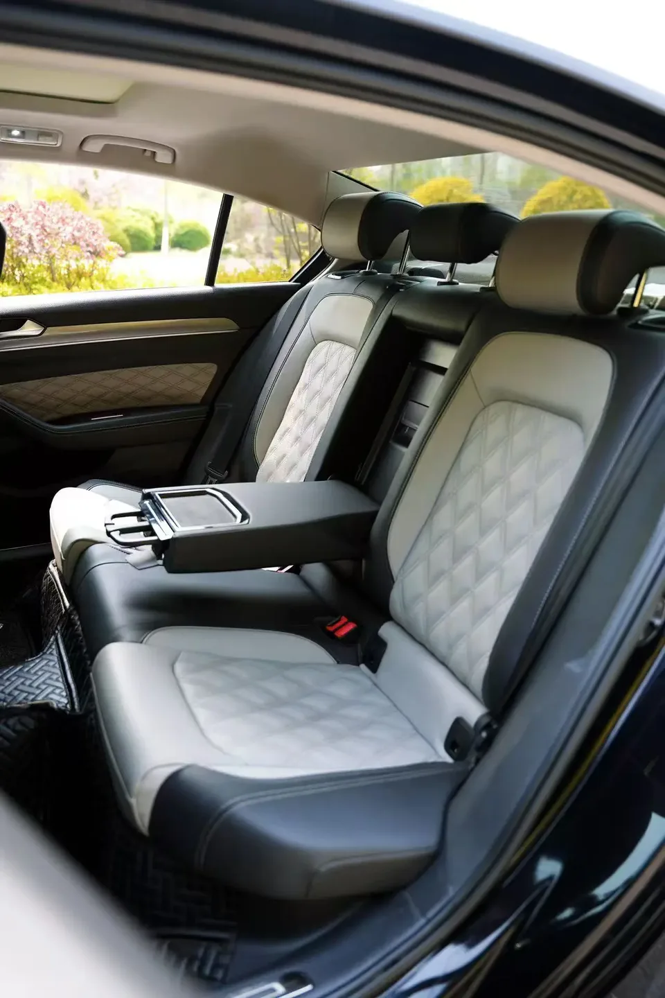 Volkswagen Magotan Magotan 2023 2 million commemorative edition 330TSI DSG luxury model 2023 — миниатюра 4