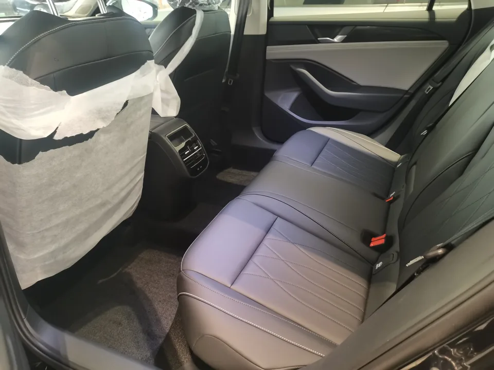 Volkswagen Magotan 300TSI Premium Edition 2026 — миниатюра 3