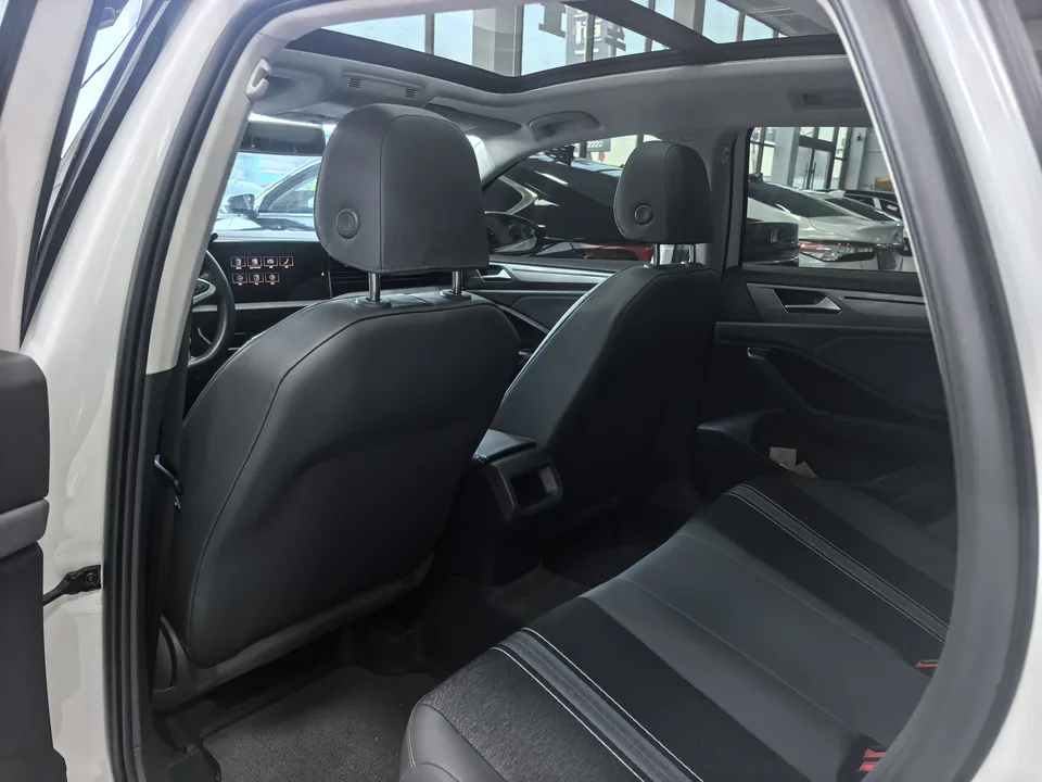 Volkswagen Sagitar 2025 Sagitar 300TSI DSG Flying Edition 2025 — миниатюра 3