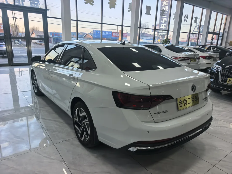 Volkswagen Sagitar 2025 Sagitar 300TSI DSG Flying Edition 2025 — миниатюра 4