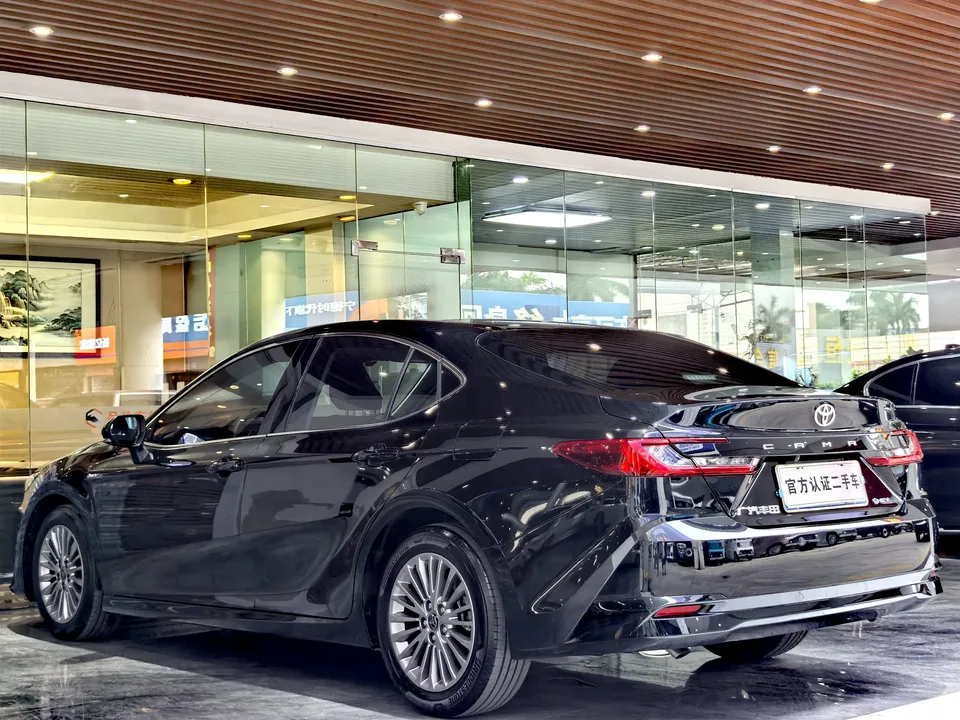 Toyota Camry Hybrid 2.0HE Elite Edition 2024 — миниатюра 2