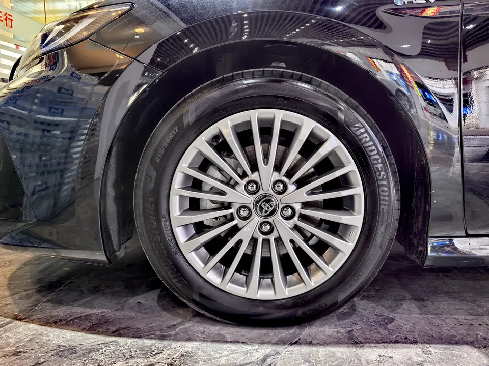 Toyota Camry Hybrid 2.0HE Elite Edition 2024 — миниатюра 3