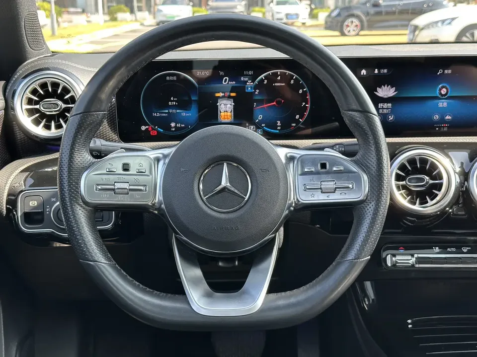 Mercedes-Benz Mercedes Benz A Class second facelift A 200 L sports sedan fashion version 2023 — миниатюра 4