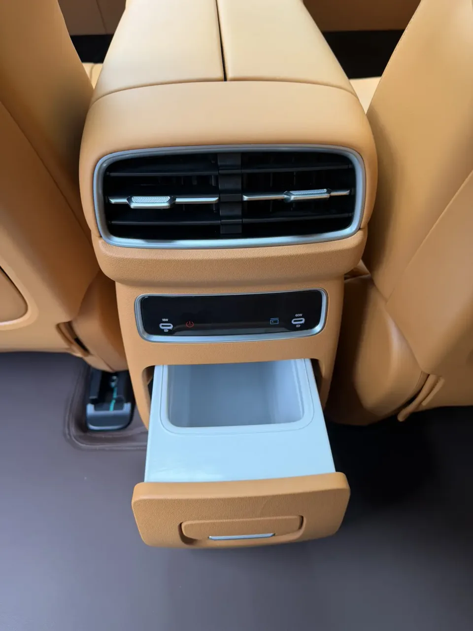 Dongfeng Yipai 008 636Ultra Ruyi Edition 5 Seaters 2025 — миниатюра 3