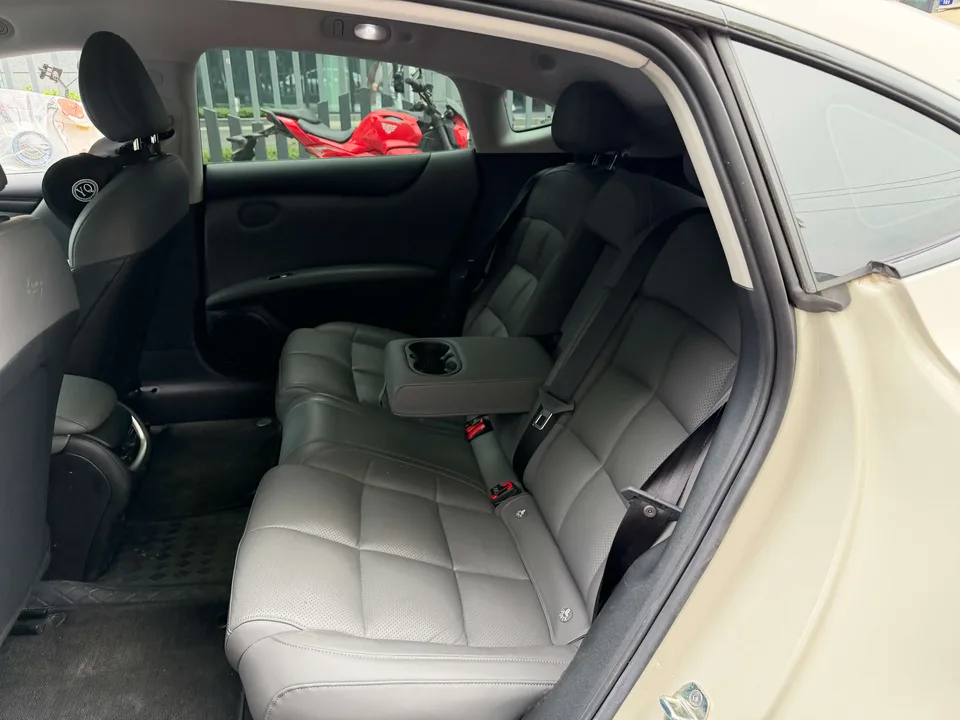 Zhiji L6 Max Standard Edition 75kWh 2024 — миниатюра 4