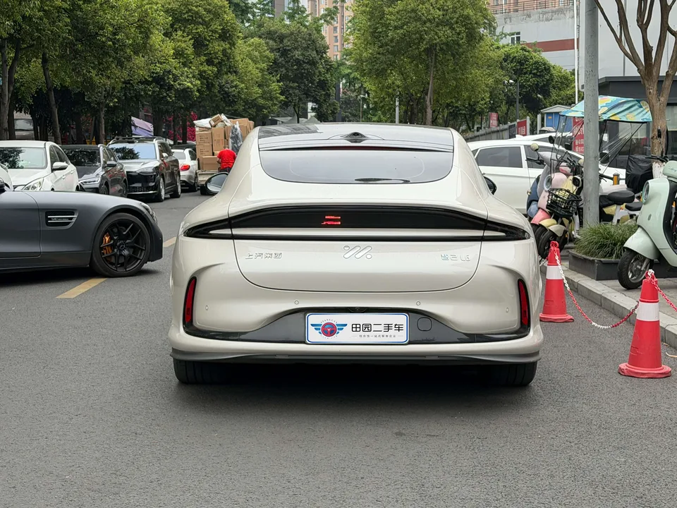 Zhiji L6 Max Standard Edition 75kWh 2024 — миниатюра 5