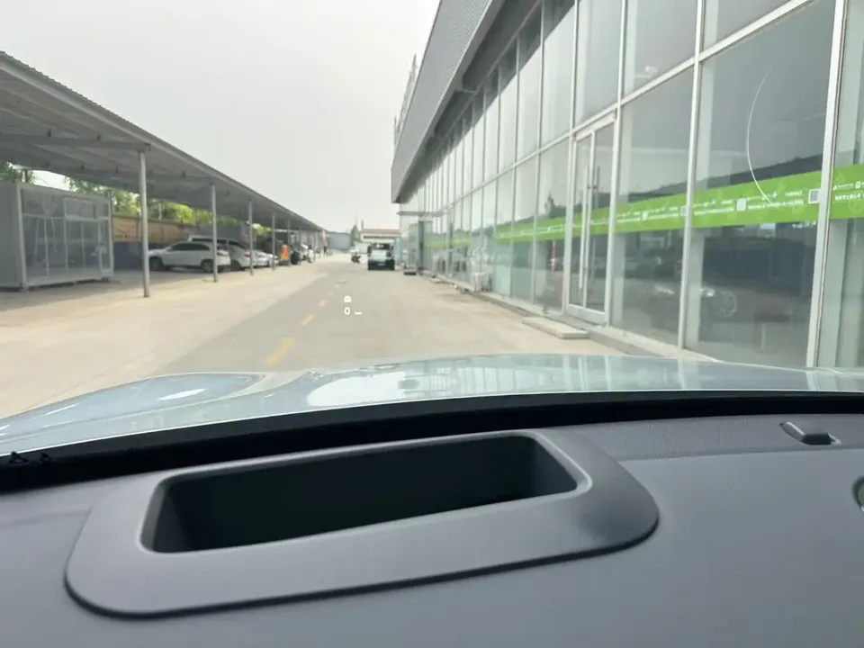 Geely Galaxy Starship 7 EM-i Galaxy Starship 7 EM-i 2025 120KM Pilot Edition 2025 — миниатюра 4