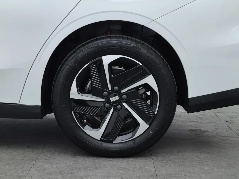 Geely Galaxy L6 Longteng Edition 1.5T DHT 125km PLUS 2024 — миниатюра 2