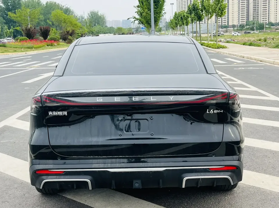 Geely Galaxy L6 1.5 EM-i DHT 140KM Exploration+ Edition 2025 — миниатюра 2