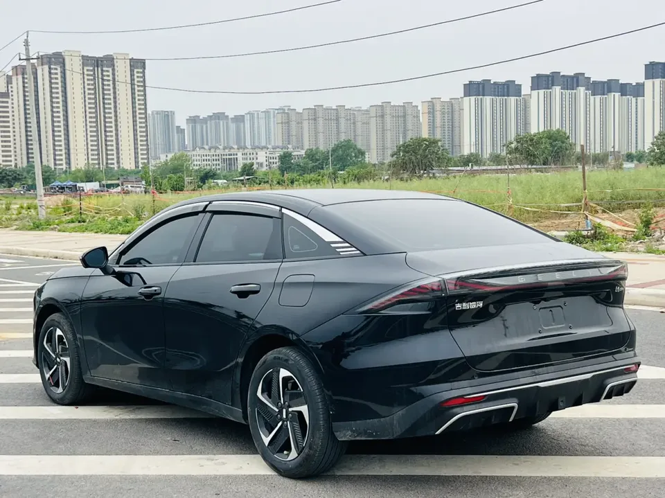 Geely Galaxy L6 1.5 EM-i DHT 140KM Exploration+ Edition 2025 — миниатюра 4