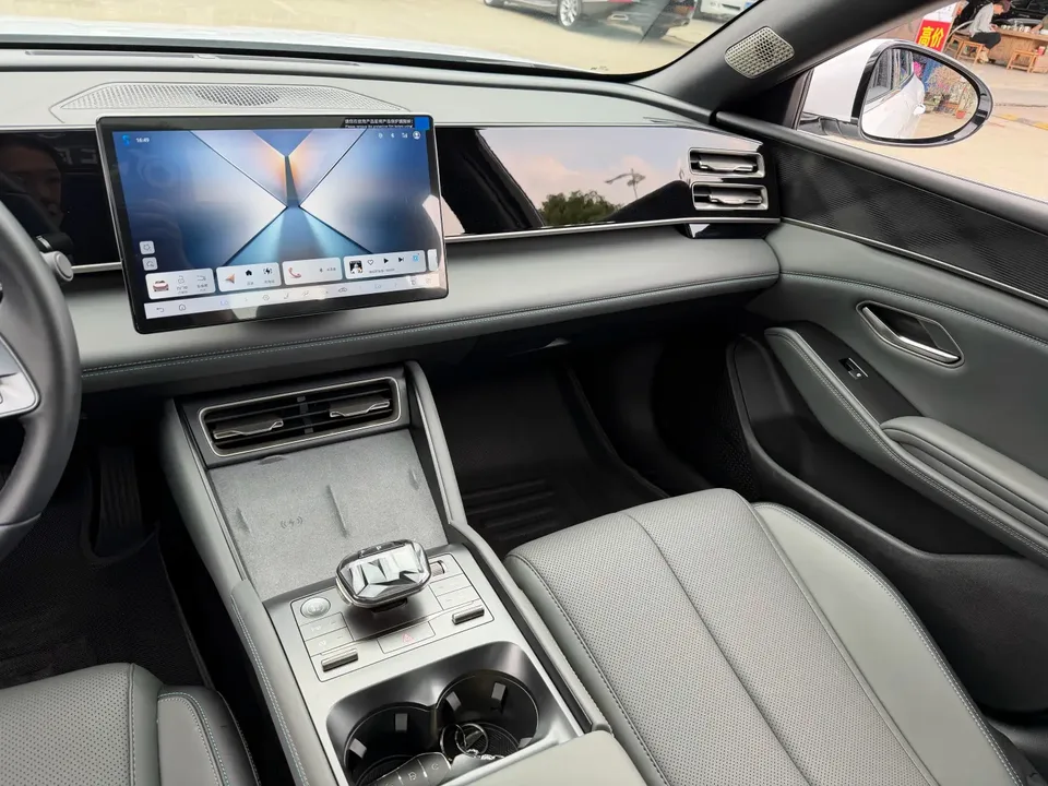 BYD Qin L DM Intelligent Driving Edition DM-i 120KM Beyond Edition 2025 — миниатюра 3
