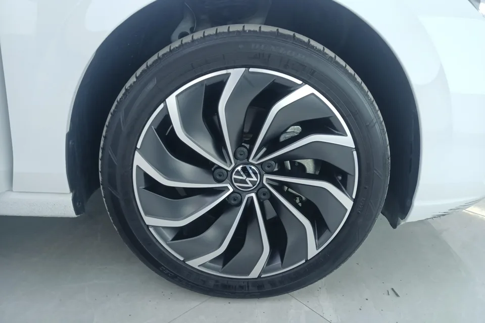 Volkswagen Golf facelift 280TSI DSG Pro 2023 — фото 1, купить с доставкой в Москву