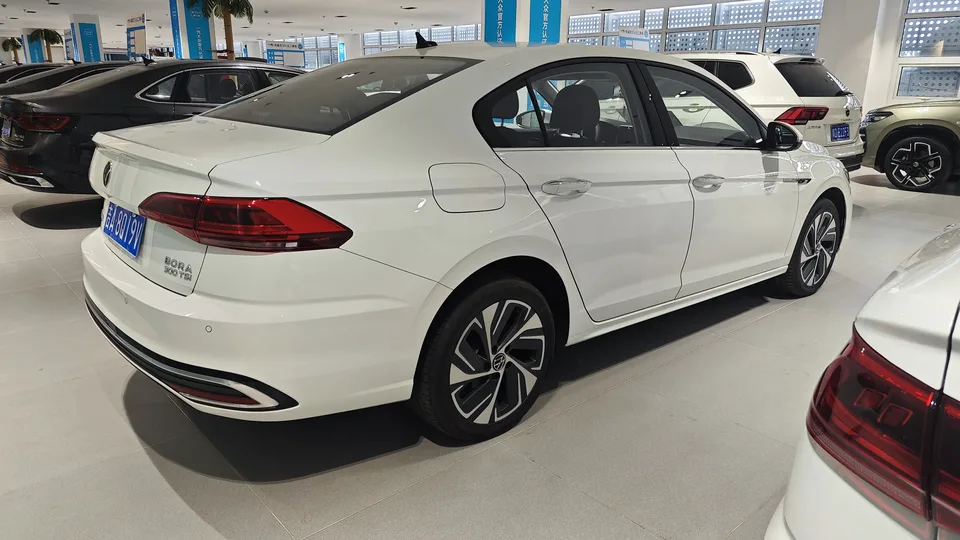 Volkswagen Bora 300TSI DSG Premium Edition 2024 — миниатюра 2