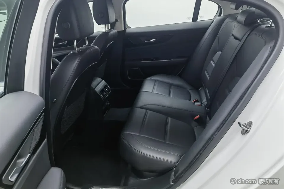 Jaguar XEL Jaguar XEL 2020 2.0T 200PS S Enterprising and Elegant Edition 2022 — миниатюра 4