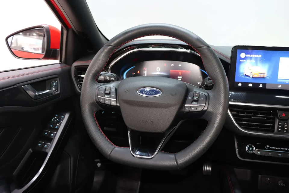 Ford Focus Focus 2021 sedan EcoBoost 180 automatic ST Line 2022 — миниатюра 4