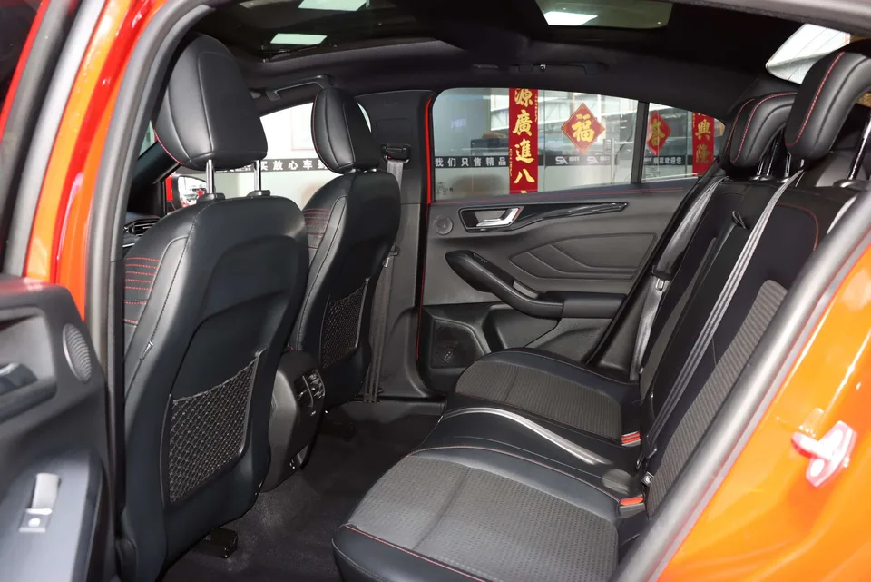 Ford Focus Focus 2021 sedan EcoBoost 180 automatic ST Line 2022 — миниатюра 5