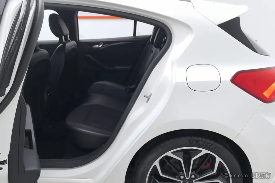 Ford Focus Focus 2021 hatchback EcoBoost 180 automatic ST Line 2022 — миниатюра 4