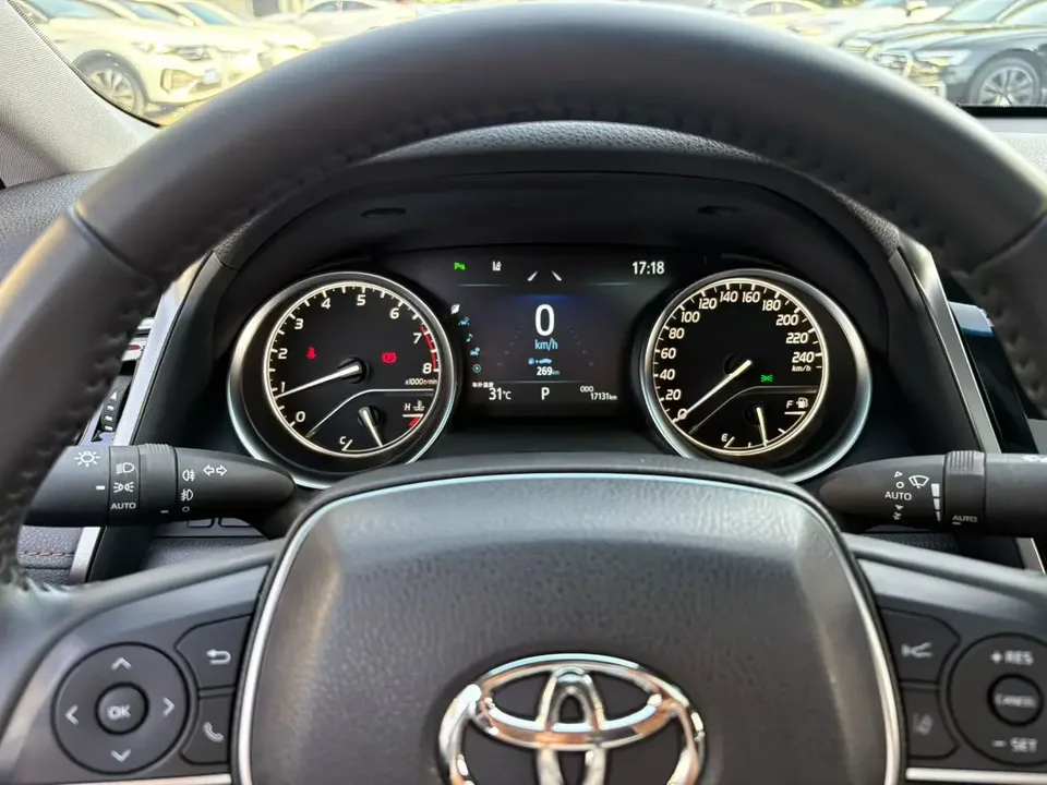 Toyota Camry 2.0G Deluxe Edition 2023 — миниатюра 4