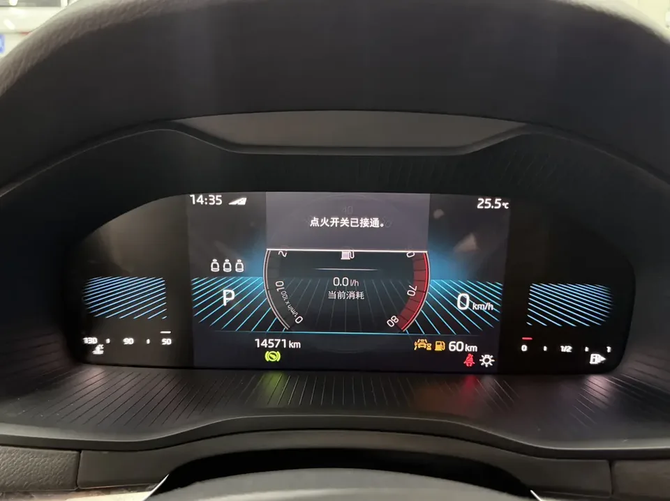 Skoda Karoq TSI280 Luxury Edition 2023 — миниатюра 3