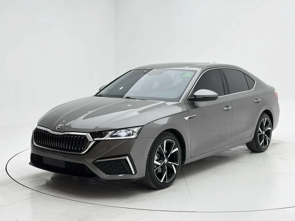 Skoda Octavia PRO TSI280 DSG Exclusive Edition 2023 — фото 1, купить с доставкой в Москву