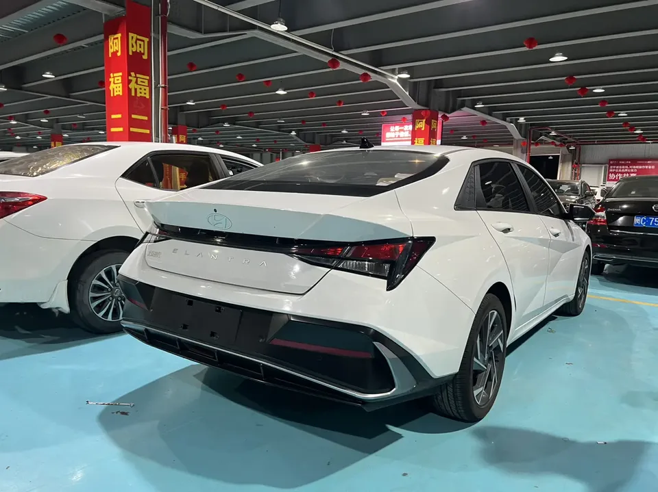 Hyundai Elantra 1.5L CVT GLX Elite Edition 2025 — миниатюра 4
