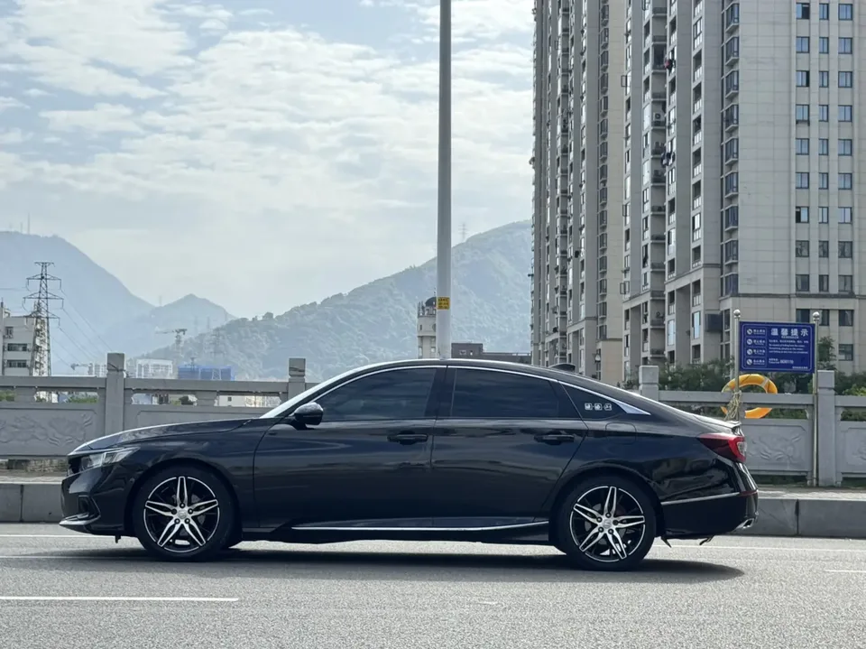 Honda Accord 2022 Accord 260TURBO Fantasy Night Premium Edition 2022 — миниатюра 4