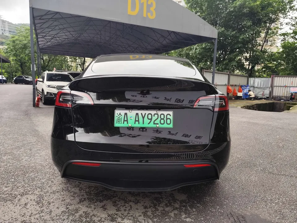 Tesla Model Y rear-wheel drive version 2024 — миниатюра 2