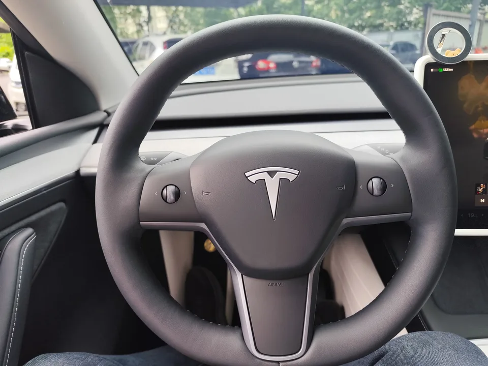 Tesla Model Y rear-wheel drive version 2024 — миниатюра 3