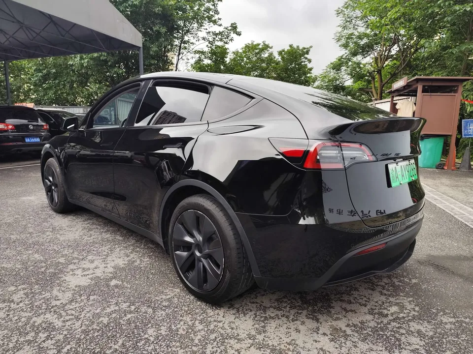 Tesla Model Y rear-wheel drive version 2024 — миниатюра 4