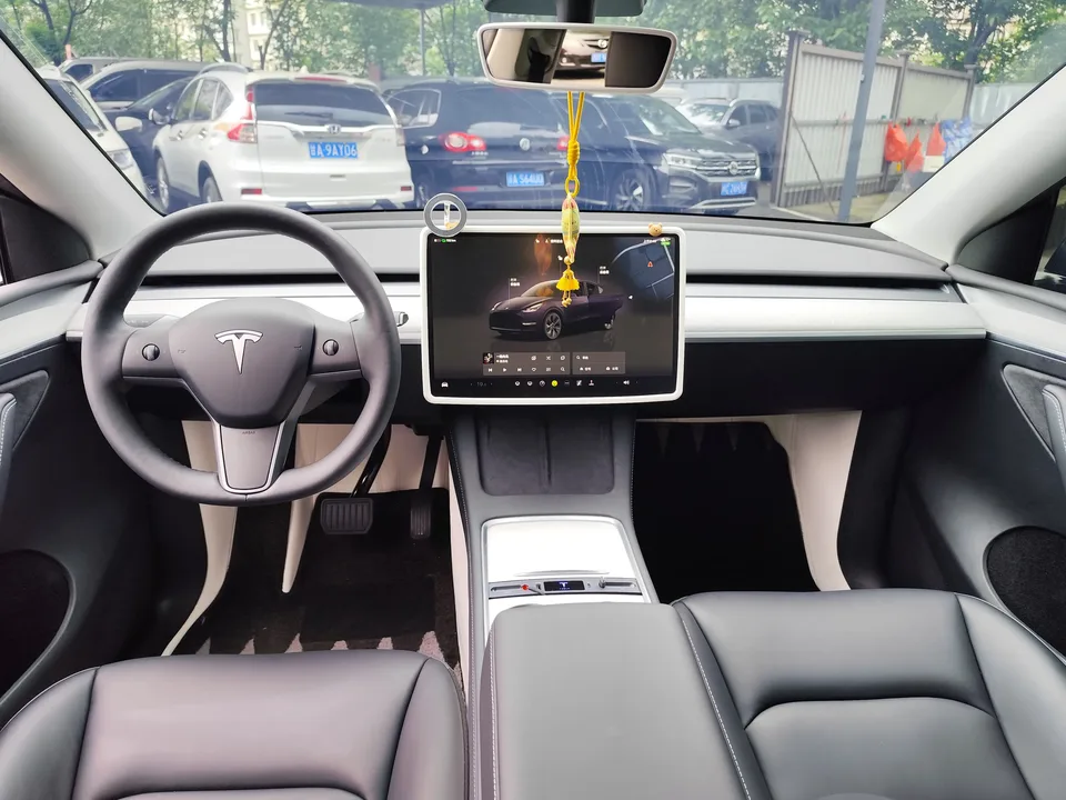 Tesla Model Y rear-wheel drive version 2024 — миниатюра 5