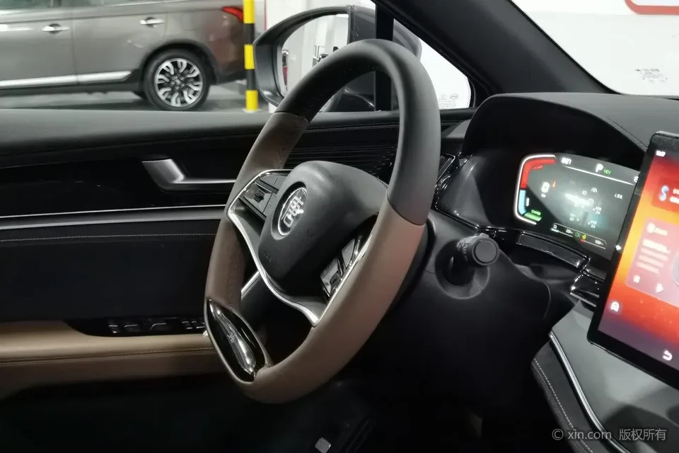BYD Tang DM DM-i 1.5T 112KM Premium Edition 2022 — миниатюра 4