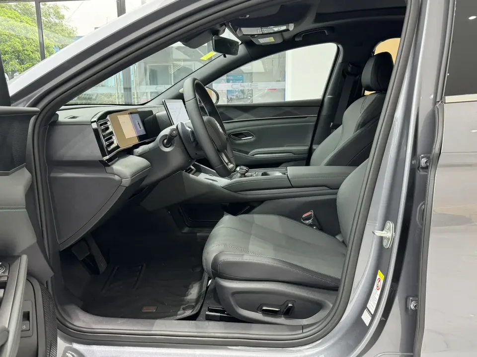 BYD Qin L DM Intelligent Driving Edition DM-i 120KM Beyond Edition 2025 — миниатюра 4