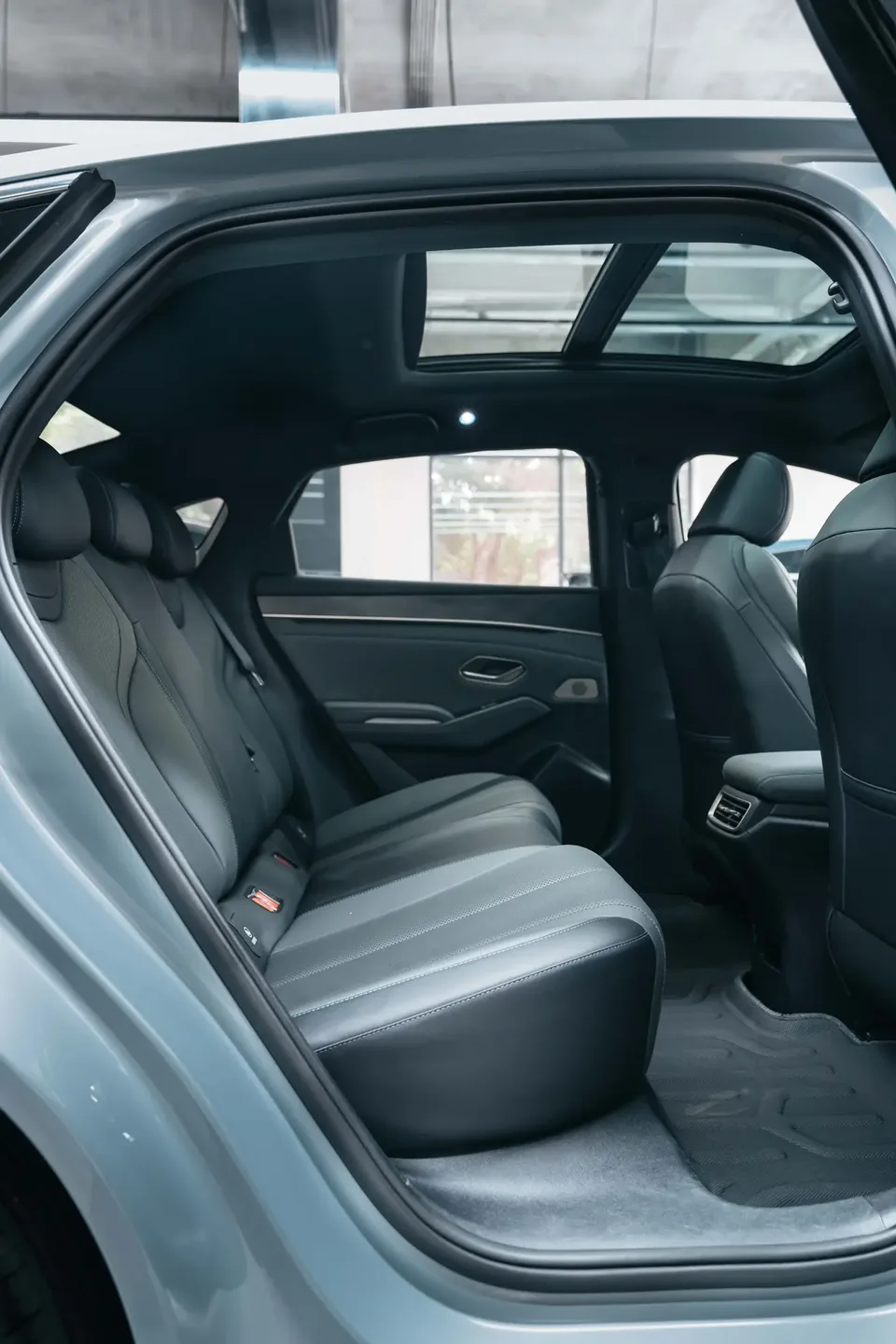 BYD Qin L DM Intelligent Driving Edition DM-i 120KM Leading Edition 2025 — миниатюра 2