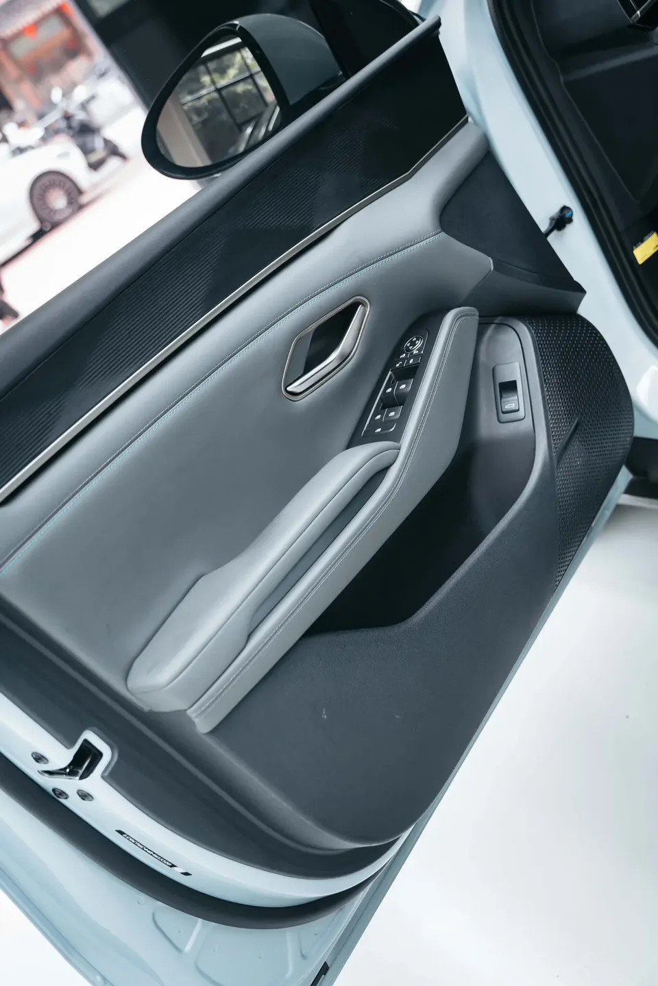 BYD Qin L DM Intelligent Driving Edition DM-i 120KM Leading Edition 2025 — миниатюра 3