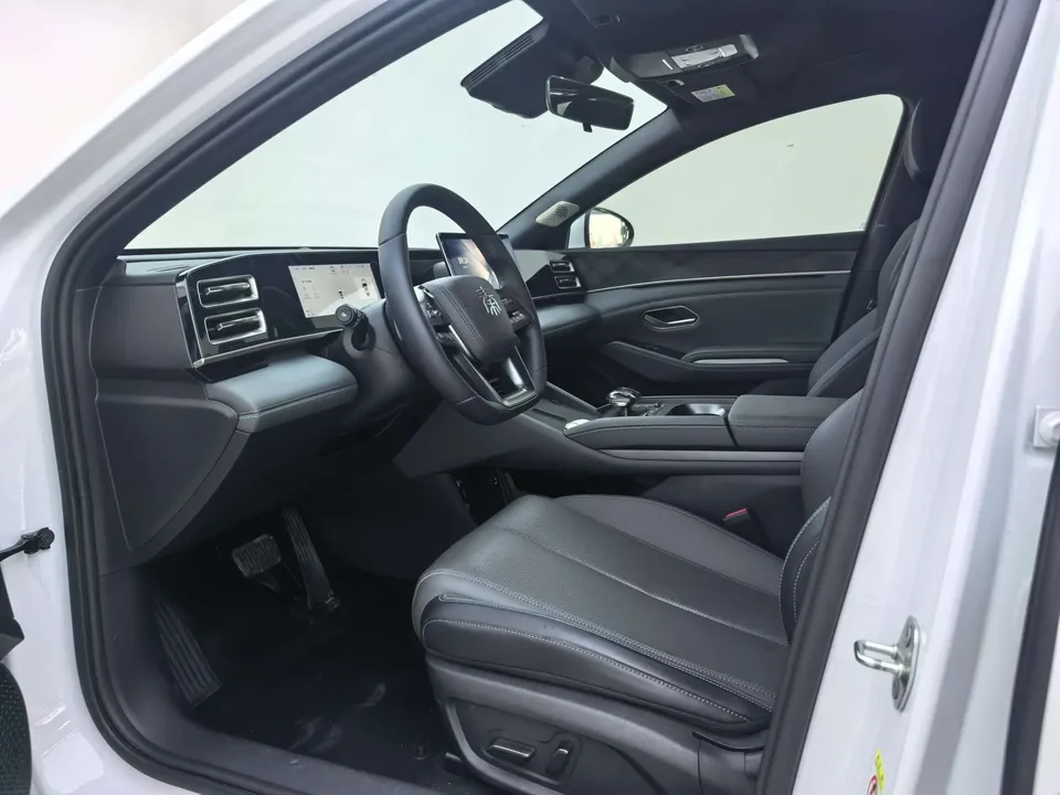 BYD Qin L DM Intelligent Driving Edition DM-i 80KM Beyond Edition 2025 — миниатюра 2