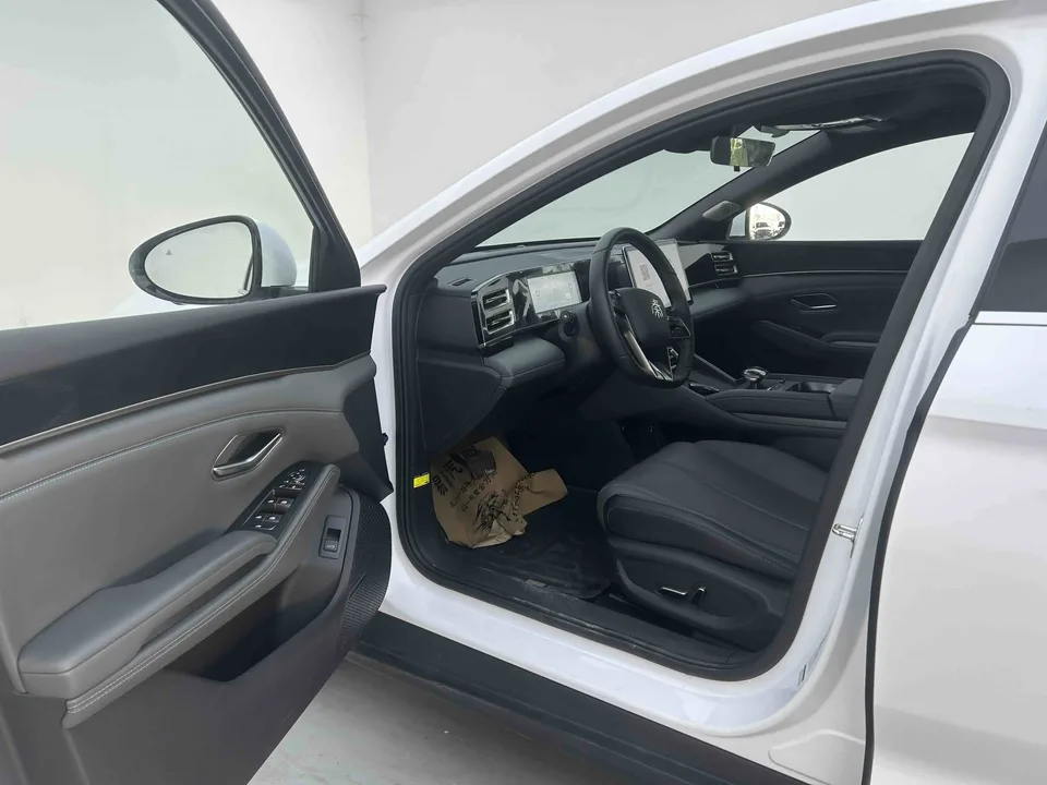 BYD Qin L DM DM-i 120KM Beyond Edition 2024 — миниатюра 2