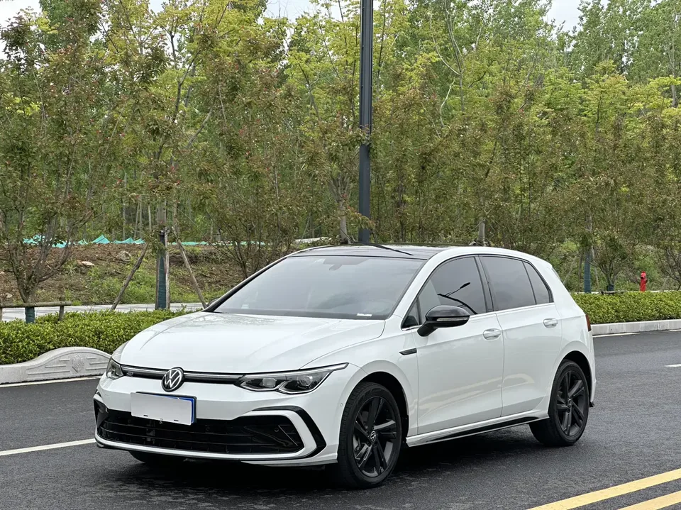 Volkswagen Golf Golf 2023 280TSI DSG R-Line Lite 2022 — фото 1, купить с доставкой в Москву