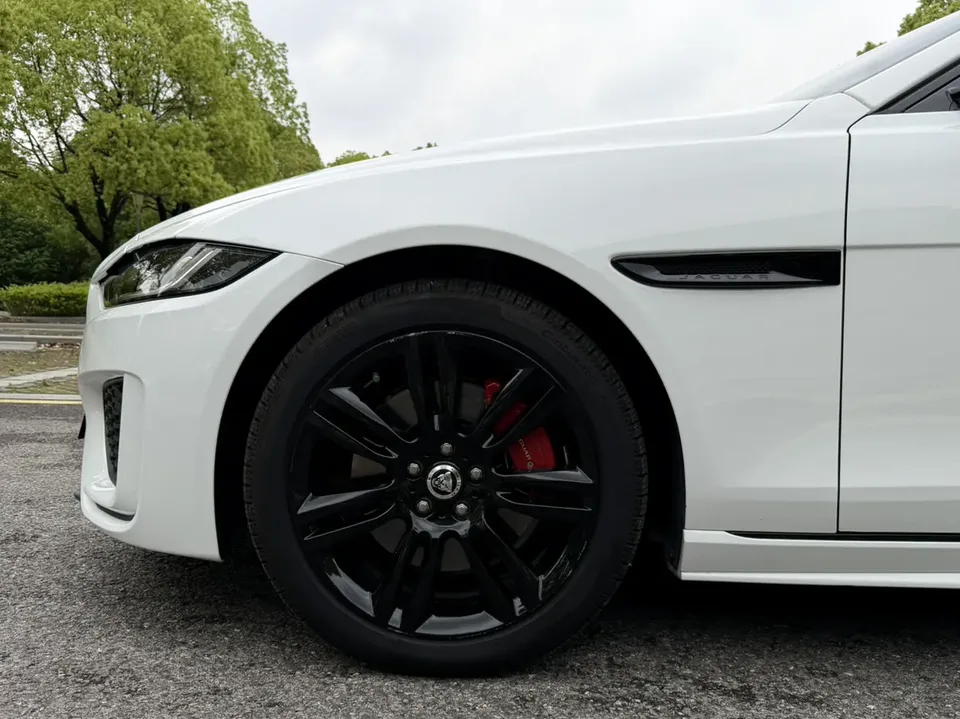 Jaguar XEL XEL 2024 Jaguar XEL 2024 2.0T 250PS R-DYNAMIC S Black Sports Edition 2024 — миниатюра 3