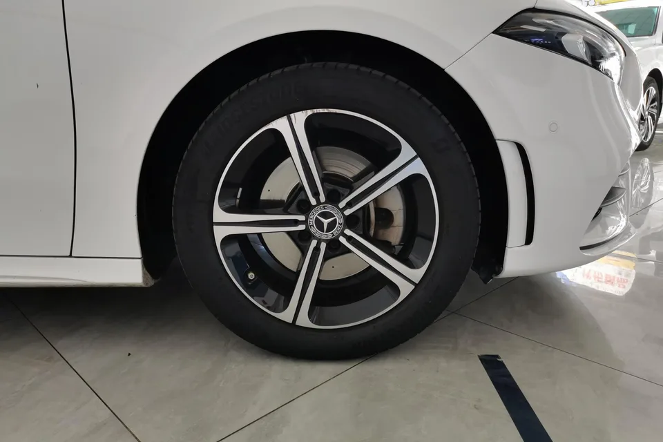 Mercedes-Benz Mercedes Benz A Class second facelift A 200 L sports sedan fashion version 2022 — миниатюра 5